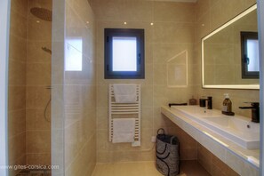 Een douche, handdoeken, toiletpapier