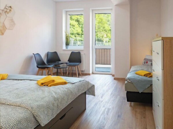 1 bedroom, desk, WiFi