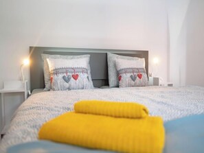 1 bedroom, desk, WiFi