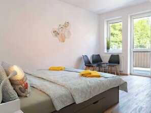 1 bedroom, desk, WiFi
