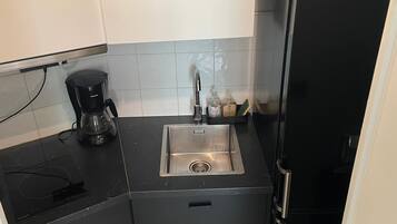 雪櫃、微波爐、焗爐、爐具