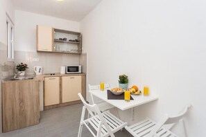 Private kitchen - Apartment Maricol - One Bedroom Apartment With Terrace (Dubrovnik)