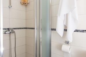 Apartment | Badezimmer | Dusche, Haartrockner