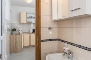 Apartment | Bathroom | Shower, hair dryer