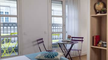 Habitación clásica, 2 camas individuales | Caja fuerte, escritorio, tabla de planchar con plancha y wifi gratis