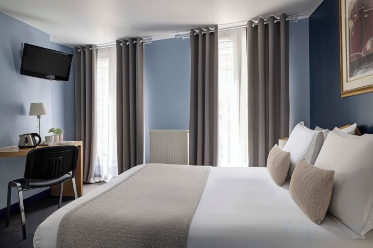 In-room safe, desk, iron/ironing board, WiFi (free)