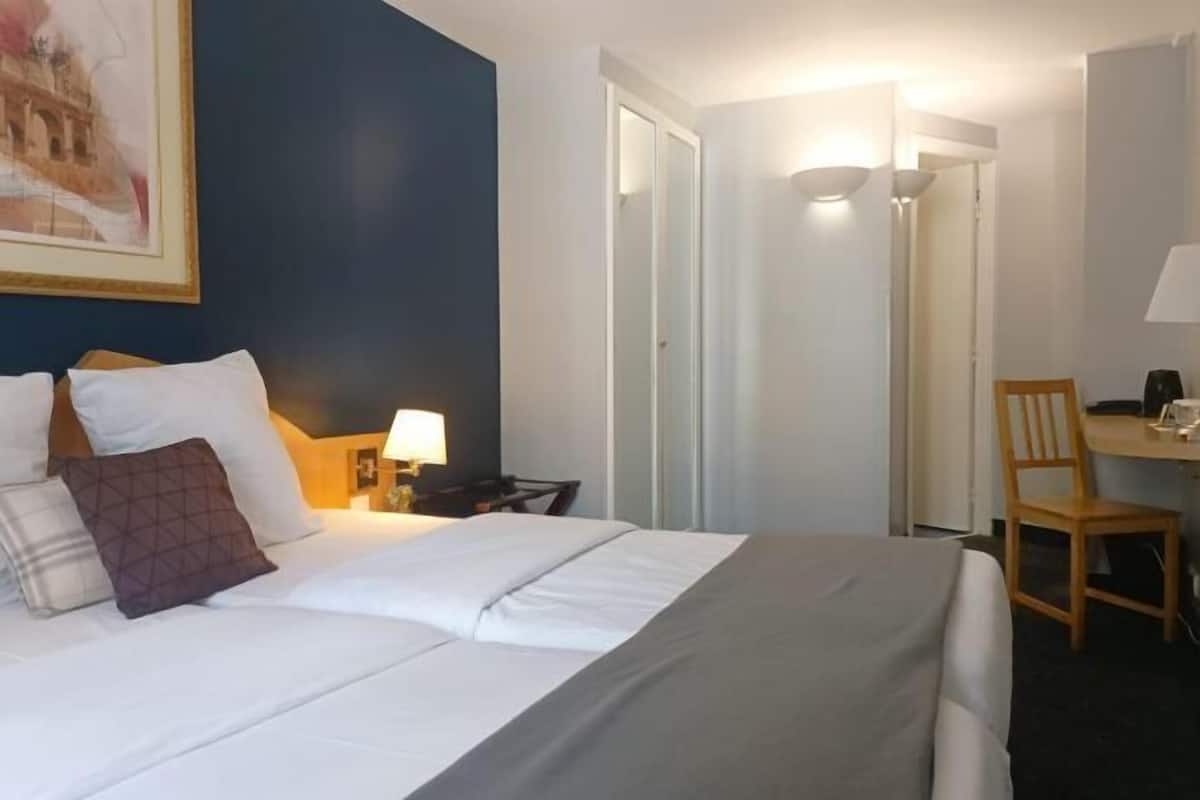 In-room safe, desk, iron/ironing board, WiFi (free)