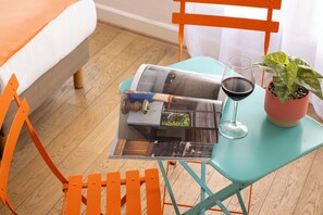 Habitación clásica, 2 camas individuales | Caja fuerte, escritorio, tabla de planchar con plancha y wifi gratis