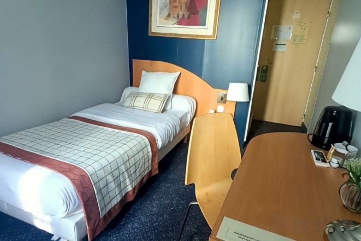 In-room safe, desk, iron/ironing board, WiFi (free)