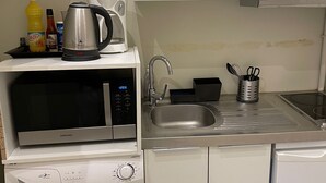 Kaffetrakter/tekoker, kjøleskap, mikrobølgeovn og ovn