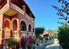 المنطقة المحيطة بالمنشأة