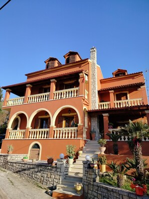 المنشأة من الخارج