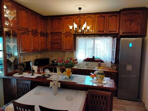 ثلاجة، فرن، ماكينة لصنع القهوة/الشاي، محمصة خبز