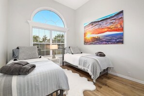 4 bedrooms, desk, iron/ironing board, travel cot - The Coler Express - Bikers Dream -900 yds to Coler (Bentonville)