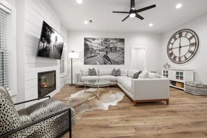 TV, fireplace, offices, computer monitors - The Coler Express - Bikers Dream -900 yds to Coler (Bentonville)