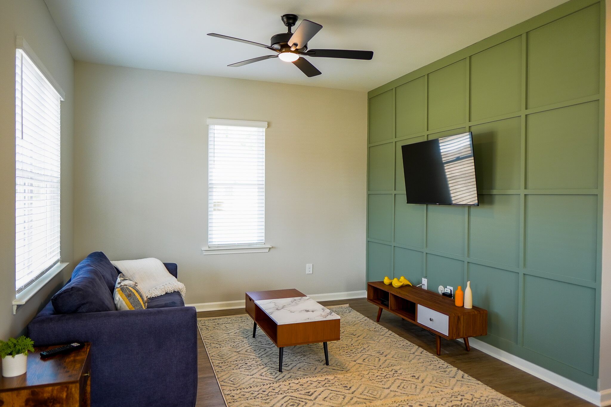 Mid Century Cottage 4 miles to Duke-King Size Bed