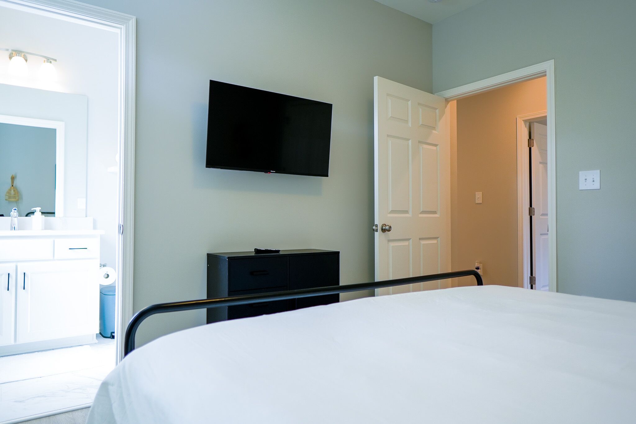 Mid Century Cottage 4 miles to Duke-King Size Bed