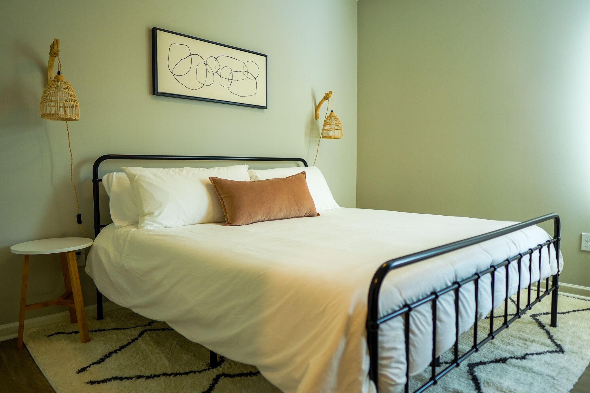 Mid Century Cottage 4 miles to Duke-King Size Bed