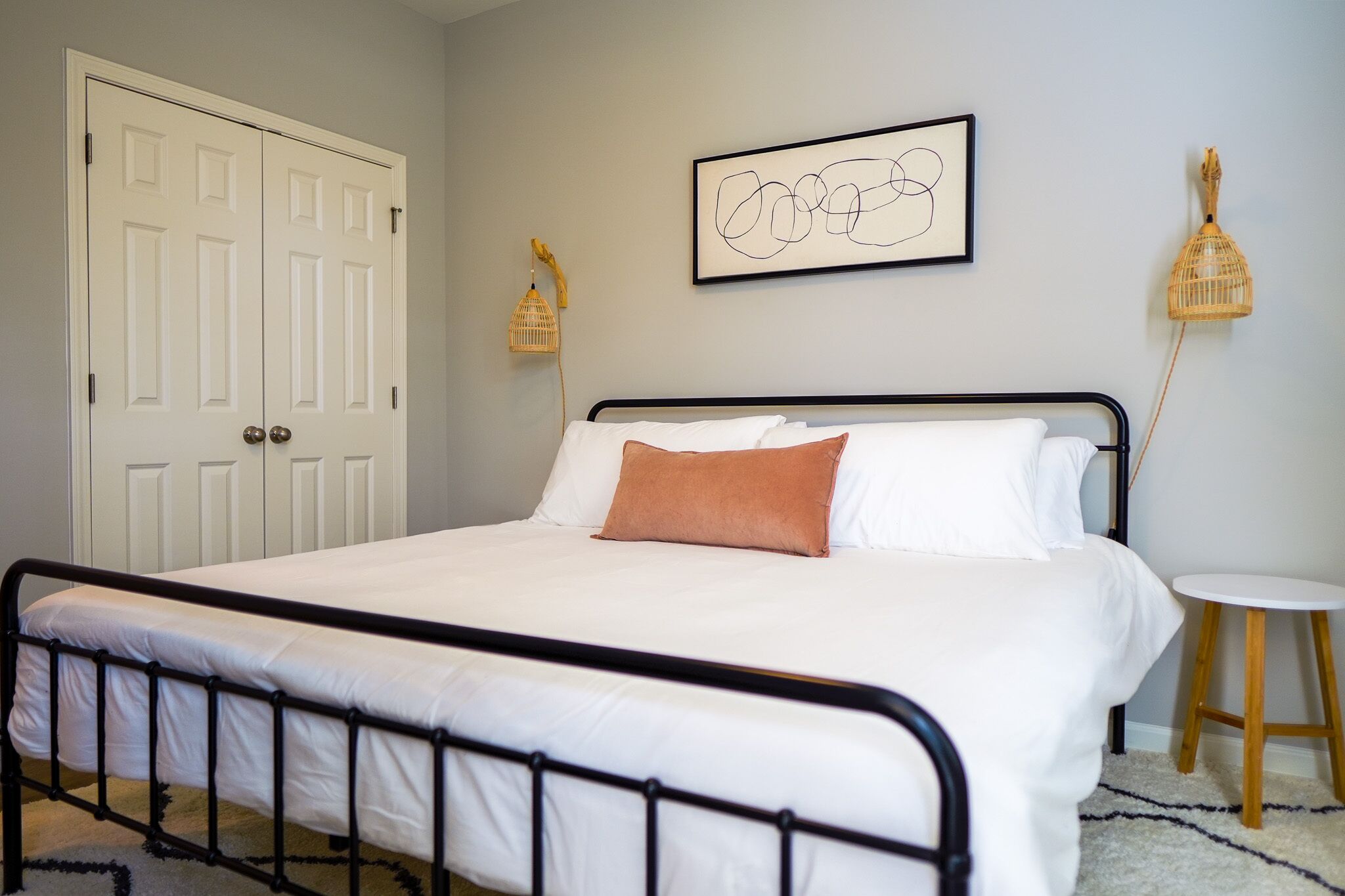 Mid Century Cottage 4 miles to Duke-King Size Bed