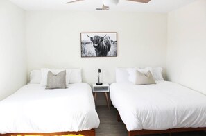 Bedroom. 2 queen beds
- Modern Cozy Farmhouse (Cedar City)