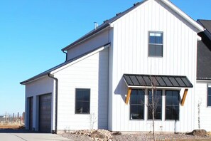 Front of the modern cozy farmhouse casita
- Modern Cozy Farmhouse (Cedar City)