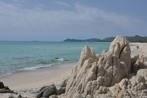 Una playa con formaciones rocosas blancas y agua turquesa cristalina.