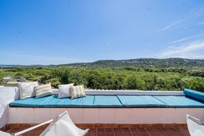 A rooftop terrace with a view of a green landscape and hills. - Welcomely - Le Vele in Olbia (Olbia)