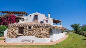 A white villa with a stone facade, a tiled roof, and a balcony. - Welcomely - Le Vele in Olbia (Olbia)