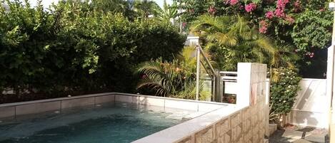 Alberca al aire libre y alberca climatizada