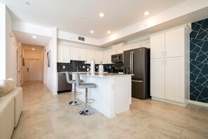 冷蔵庫、電子レンジ、オーブン、コンロ