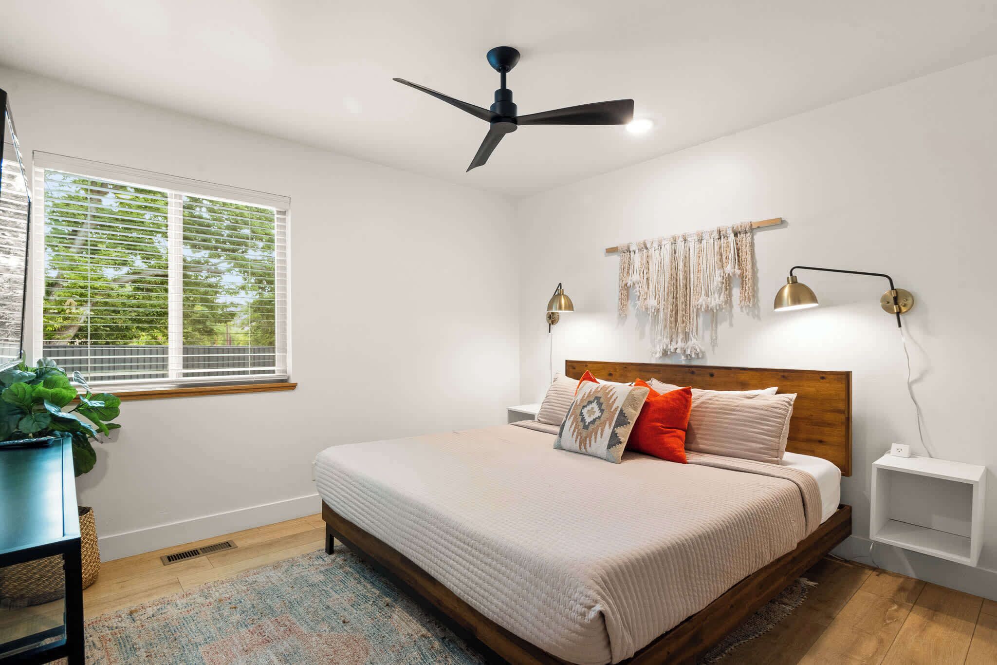 2 bedrooms, desk, iron/ironing board, WiFi