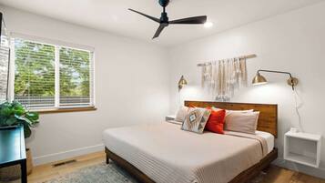 2 bedrooms, desk, iron/ironing board, WiFi
