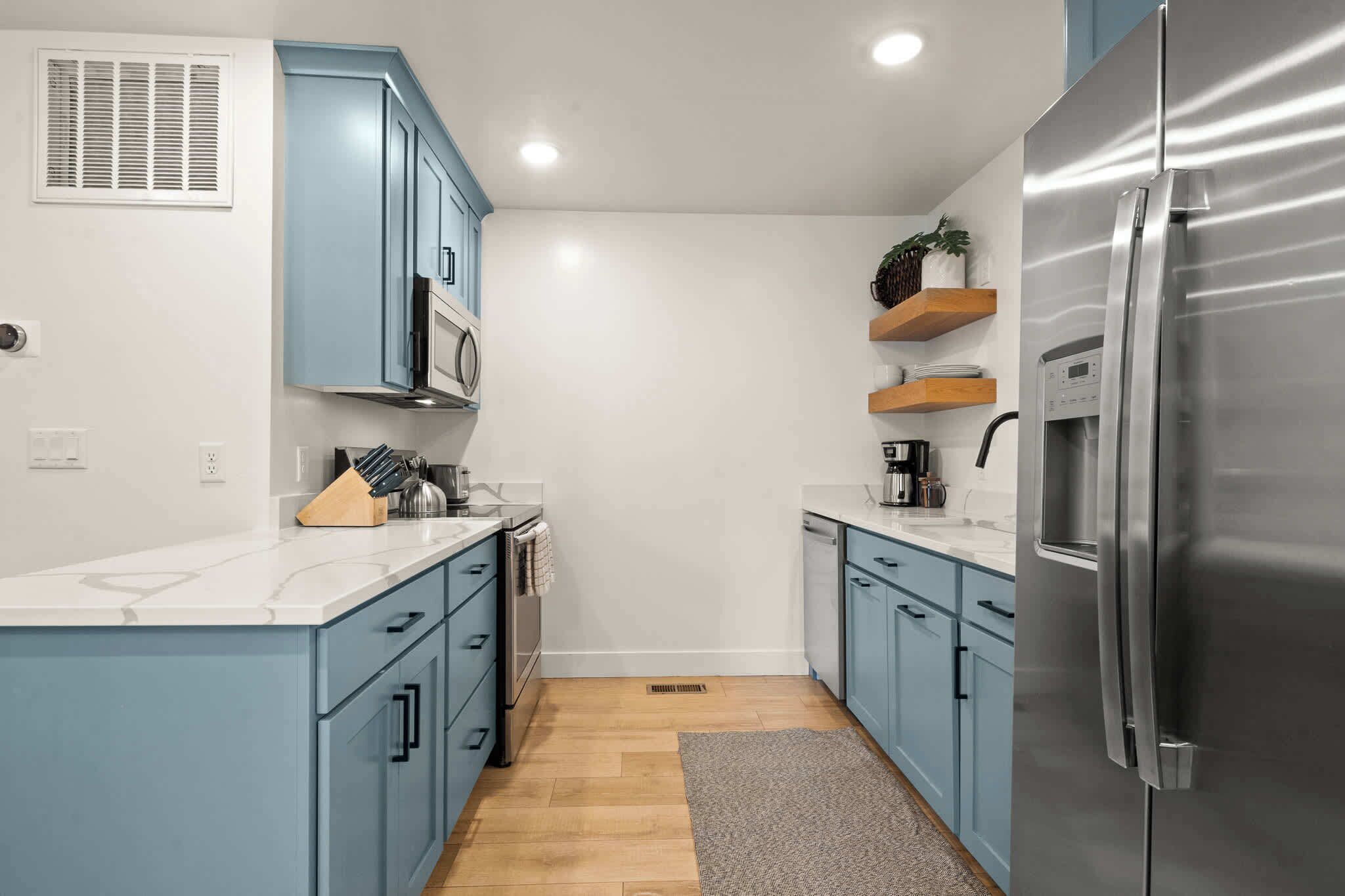 Refrigerador, microondas, lavavajillas y cafetera y tetera 