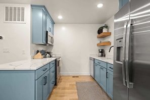 Refrigerador, microondas, lavavajillas y cafetera y tetera