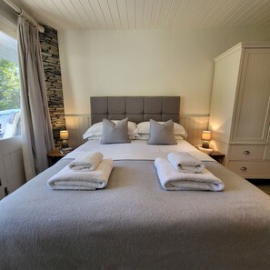1 dormitorio, tabla de planchar con plancha, wifi y ropa de cama