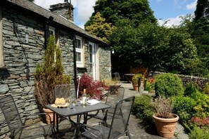Outdoor dining - Rosegate Cottage, Elterwater (Chapel Stile)