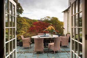 Outdoor dining - The Eltermere Old Barn, Elterwater (Ambleside)