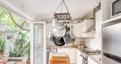 Prime locale 3 Bed Artists Home by Surry Hills