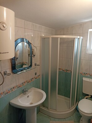 แฟมิลี่สตูดิโอ, หลายเตียง, ระเบียง, วิวภูเขา | ห้องน้ำ | ฝักบัว, ไดร์เป่าผม