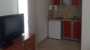 Family Studio, Multiple Beds, Terrace, Mountain View | Private kitchen - Kattegat apart  (Bar)