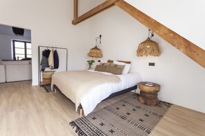 3 عدّة غرف نوم وخدمة الإنترنت وملاءات أسرّة