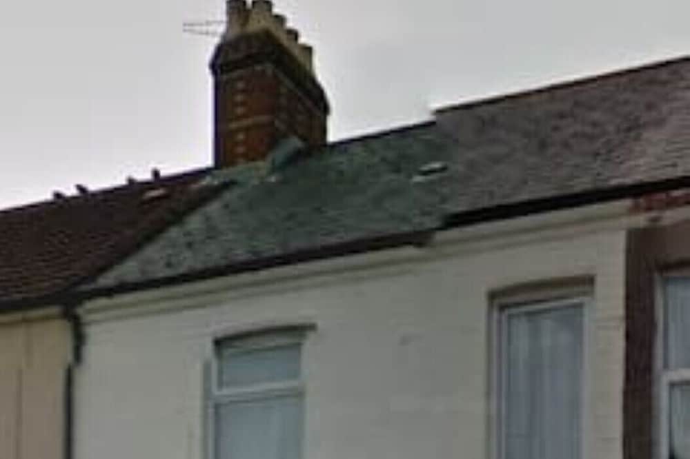 Entire 2 Bed Ground Floor Apartment Cardiff City Centre