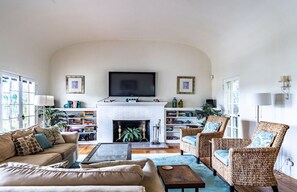 TV, offices - La Jolla Shores Oceanview Retreat (San Diego)