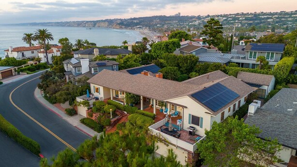 A residential area with houses, a curved road, and a view of the ocean and a pier in the background. - La Jolla Shores Oceanview Retreat (San Diego)