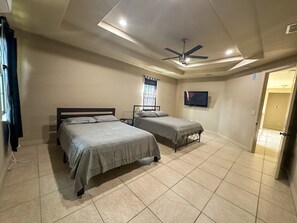 4 dormitorios, tabla de planchar con plancha, wifi gratis y ropa de cama