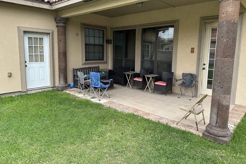 4BR/5RR Spanish Hacienda w/ Pool
