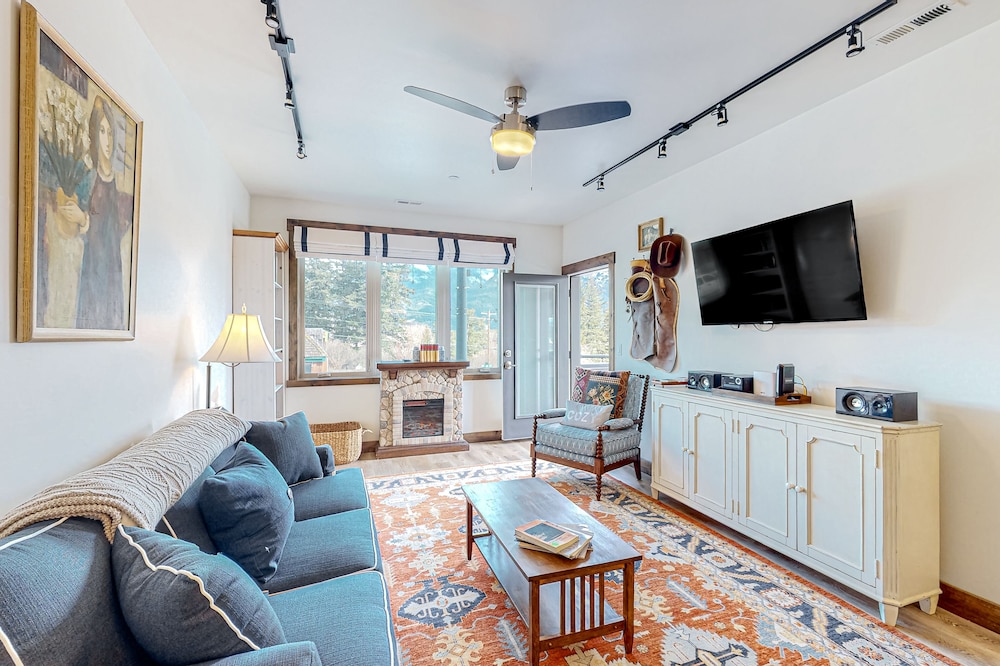 Brand-new downtown condo with rooftop patio, grill, mtn views, fireplace, & W/D