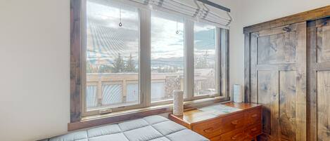 2 bedrooms, iron/ironing board, Internet, bed sheets
