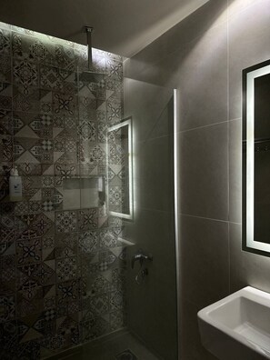 Chambre familiale double | Salle de bain | Pantoufles, serviettes fournies, savon, shampooing
