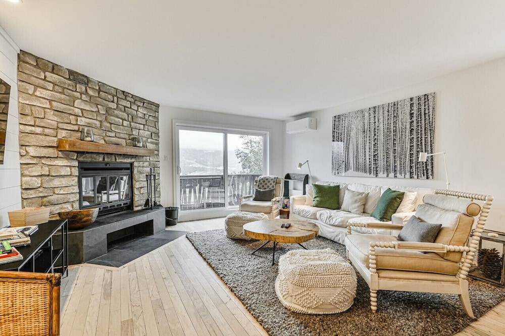 Spacious 2 BDR with Lake & Mountain Views!